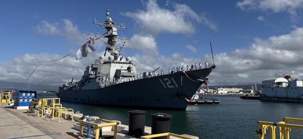 After 40 days of combat, Navy destroyer returns home