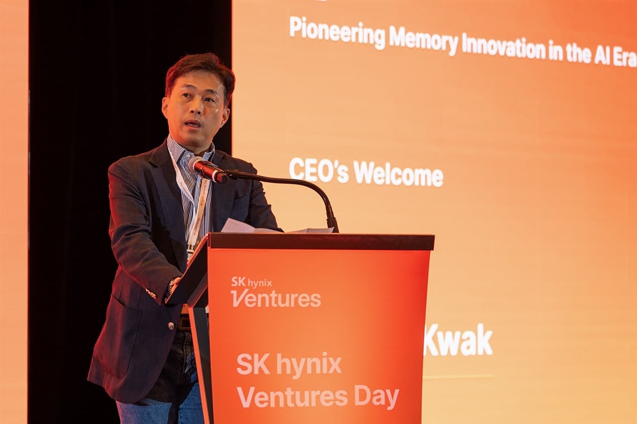 SK hynix's venture arm moves beyond memory into optical interconnect and system software