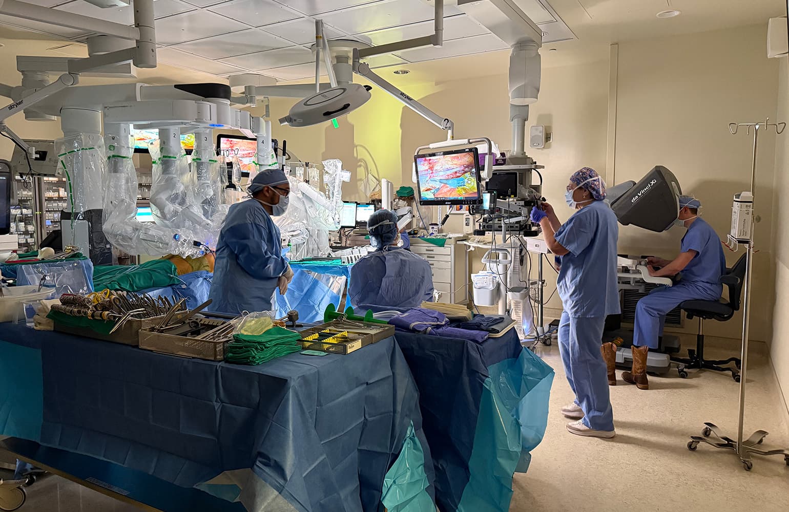 Surgeons use da Vinci surgical robot to perform common cardiac surgery