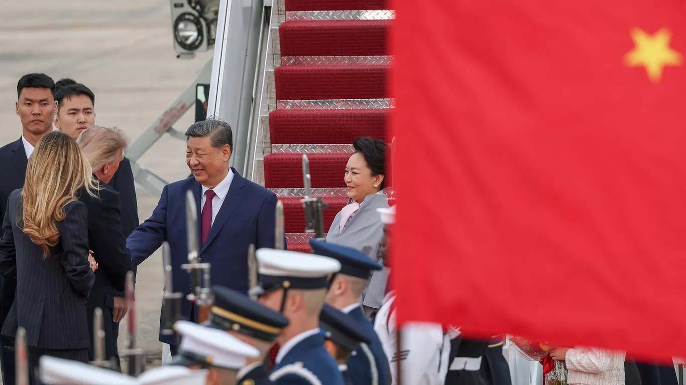 Trump greets Xi on tarmac in rare gesture