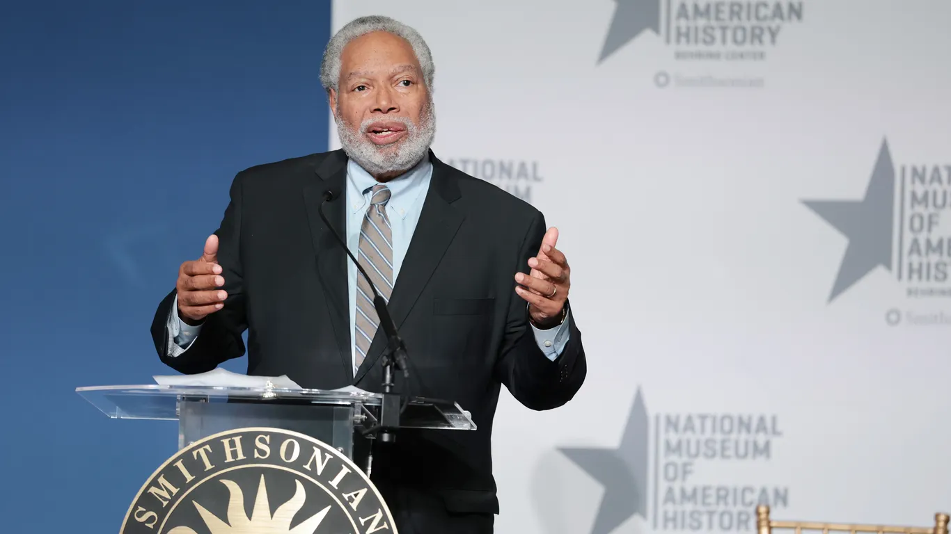 Smithsonian chief to retire after clashes with White House
