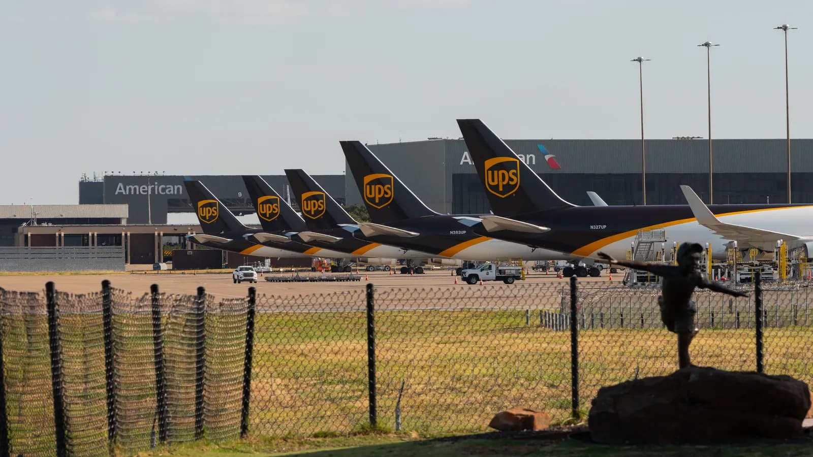 Air cargo rates ease, shippers buy short-term capacity