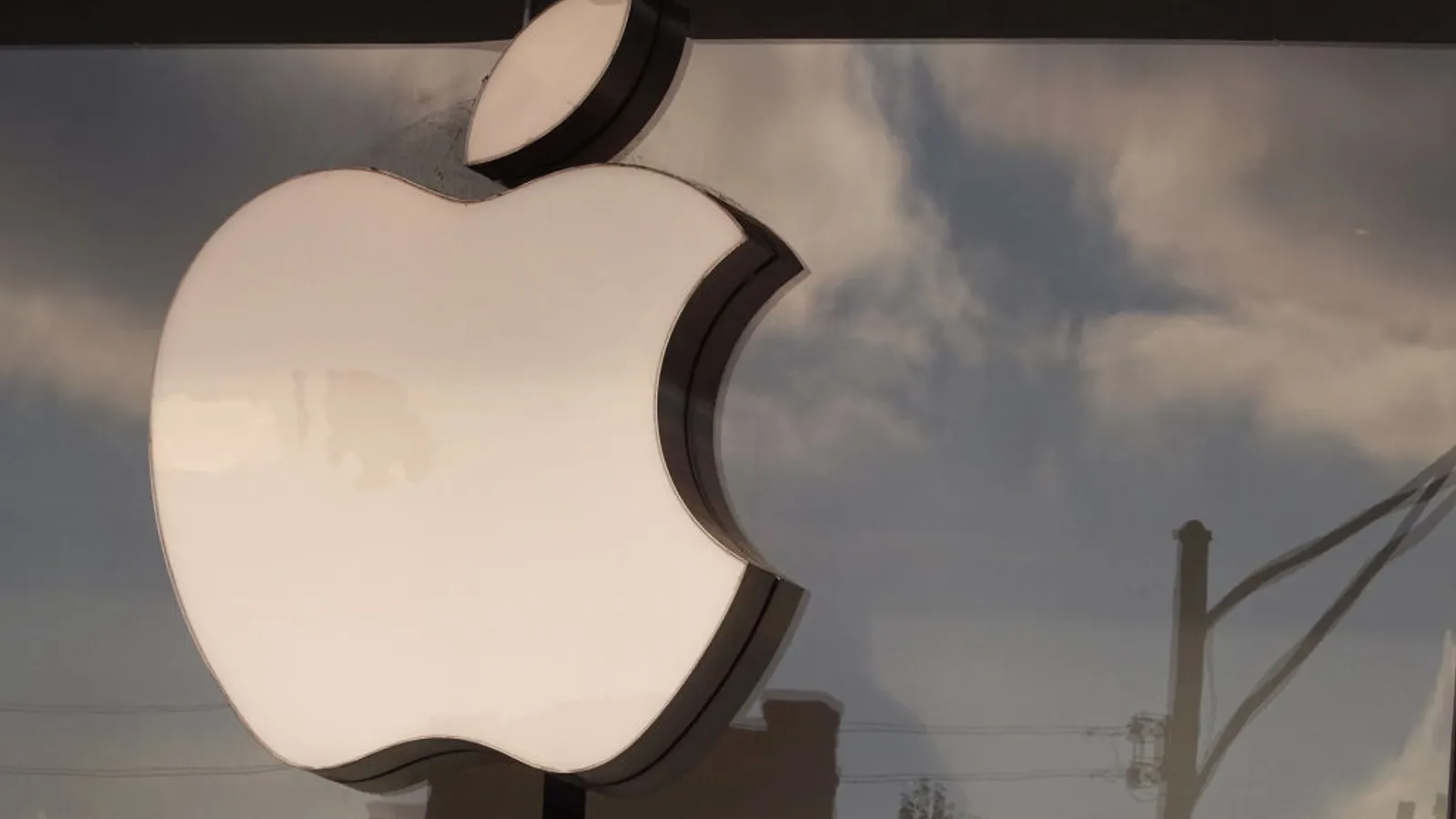 Apple warns memory prices, constraints to keep rising