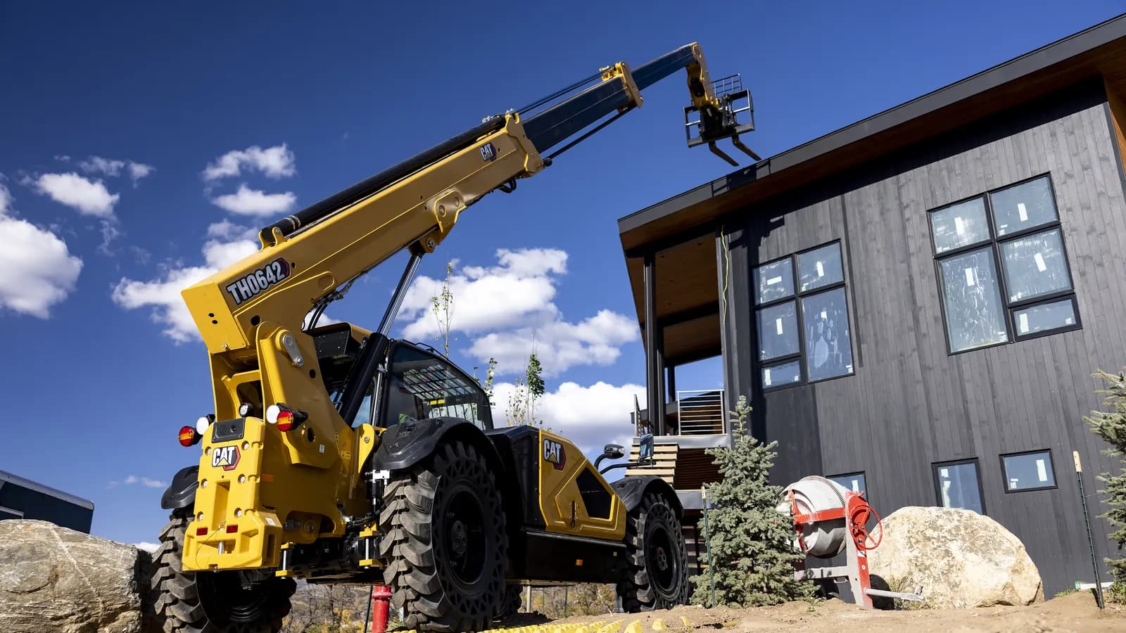 Caterpillar and Ultium Cells make $1B facility investments