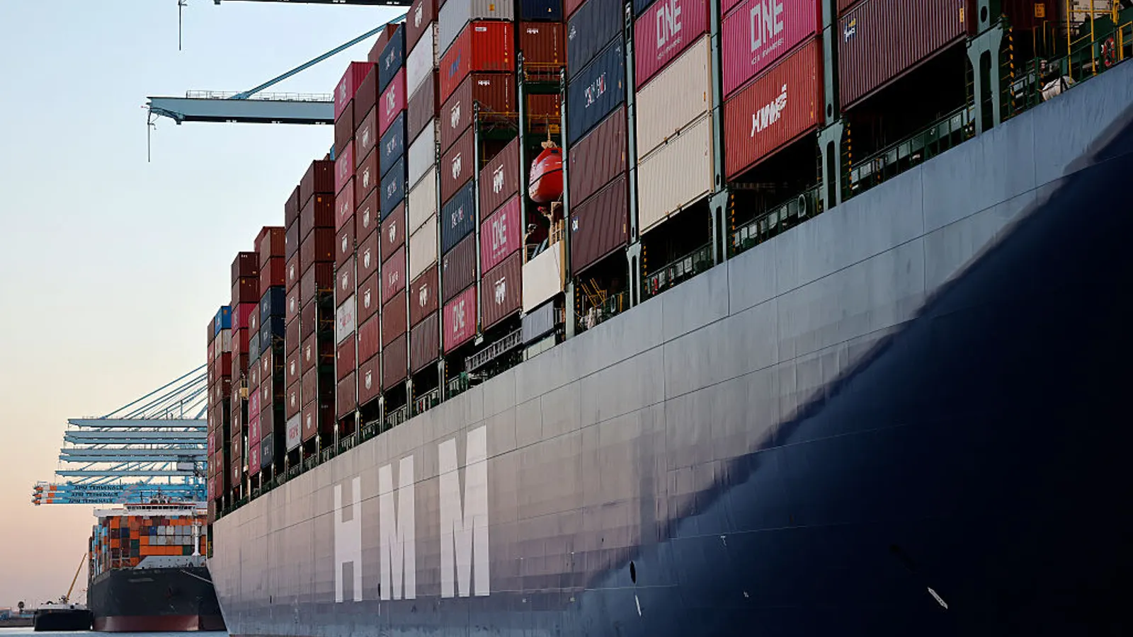 Trade groups urge USTR to extend pause on China-linked ship fees