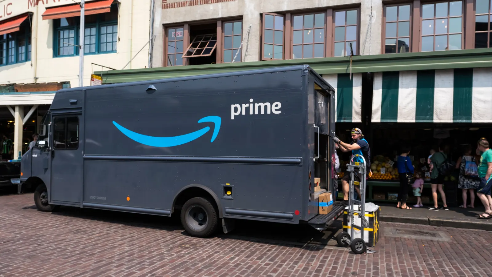 Amazon projects reduced reliance on USPS, UPS for delivery: report