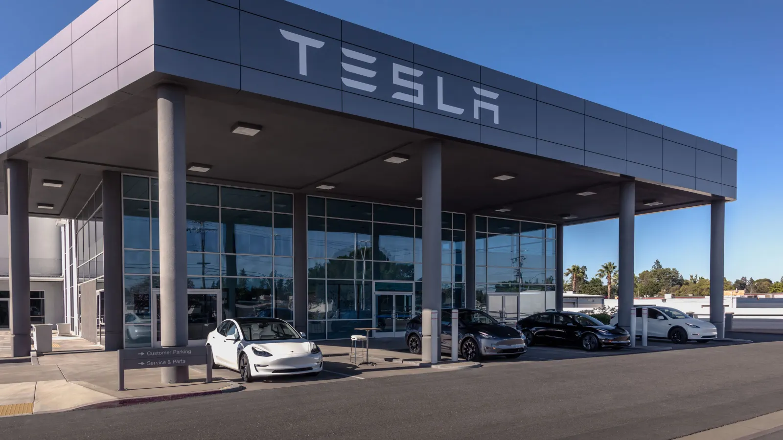Tesla preps $1.4M Texas distribution center