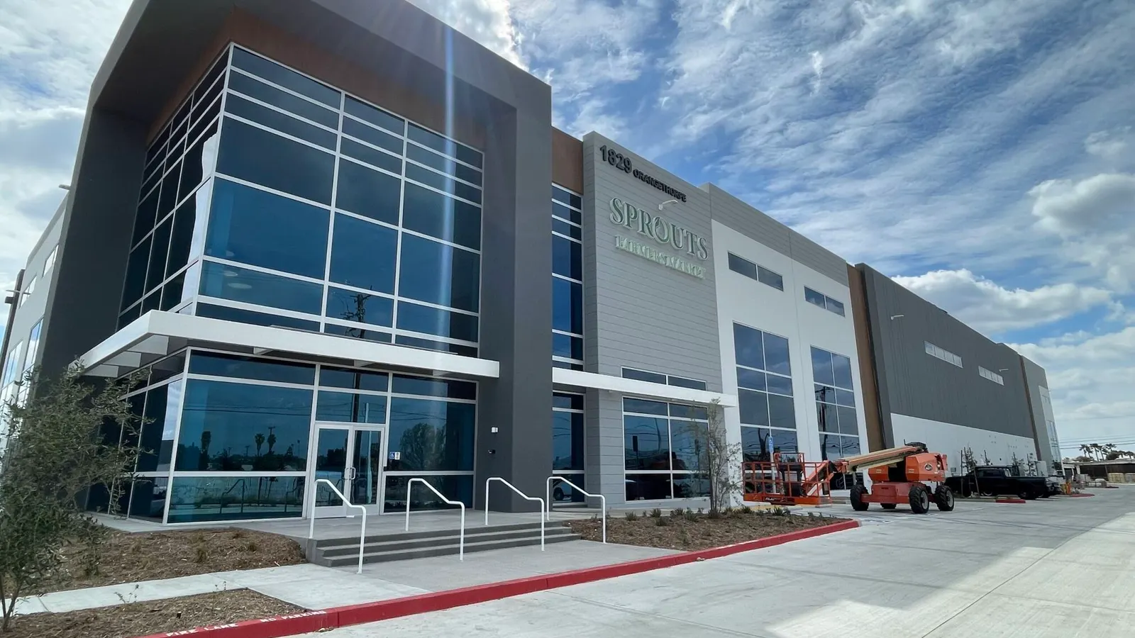 How Sprouts balances self-distribution and store growth