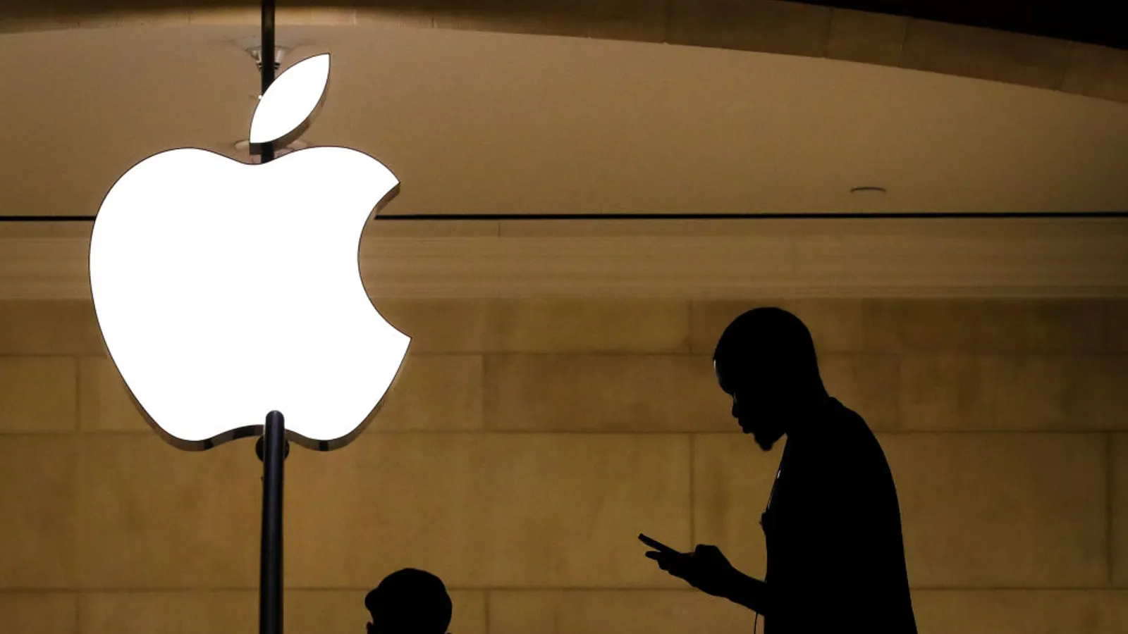 Apple turns to Broadcom for custom chips