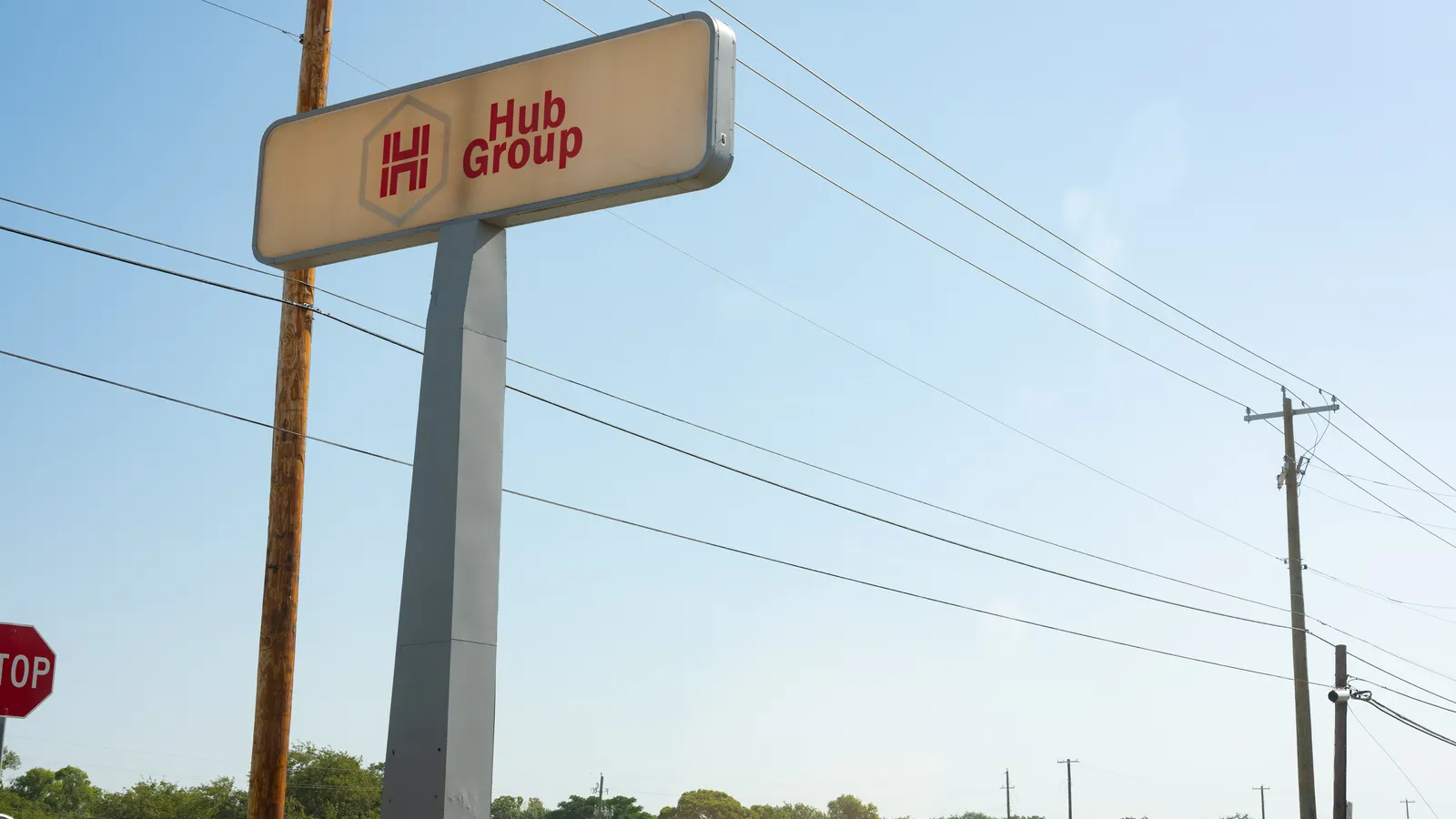 Hub Group anticipates operating loss for H1 2026