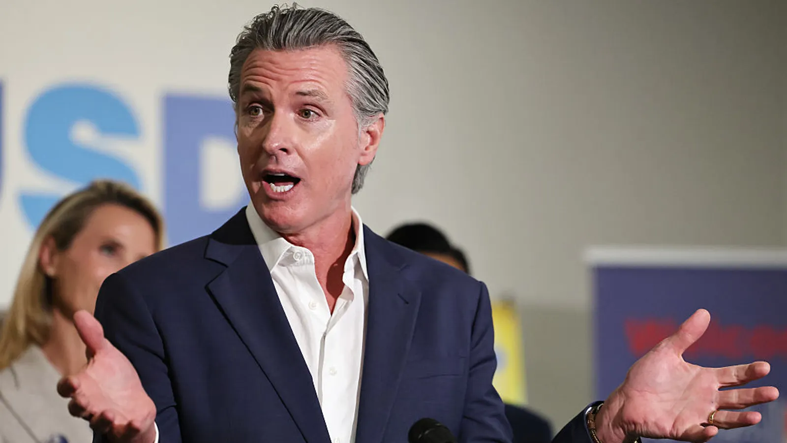 California governor signs laws to expand 4-year degrees at community colleges