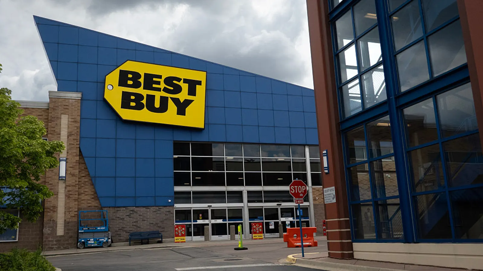 Best Buy adds solar field to power California distribution center