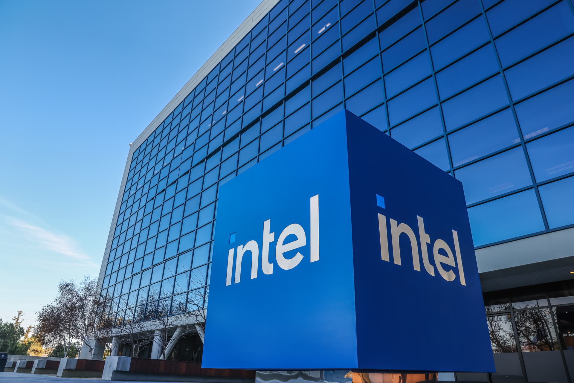 Intel Puts High-NA EUV into Production, but Stitching Still Has Something to Prove